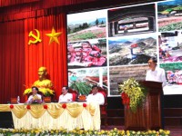 Đồng chí Bùi Minh Hiệu - Phó chủ tịch UBND huyện Xín Mần, Hà Giang tham luận tại hội nghị