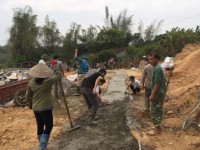 Nhân dân xã Hoàng Tung (Hòa An) bê tông hóa đường nông thôn.
