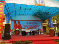Phó chủ tịch UBND tỉnh trao bằng công nhận xã đạt chuẩn nông thôn mới cho xã Đại Sơn, huyện Quảng Hòa