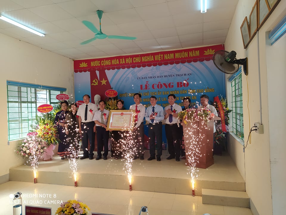 Chủ tịch UBND tỉnh Hoàng Xuân Ánh trao bằng công nhận xã đạt chuẩn nông thôn mới cho xã Lê Lai, huyện Thạch An