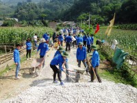 Đoàn viên thanh niên tích cực tham gia làm đường giao thông nông thôn tại huyện Nguyên Bình, Cao Bằng.