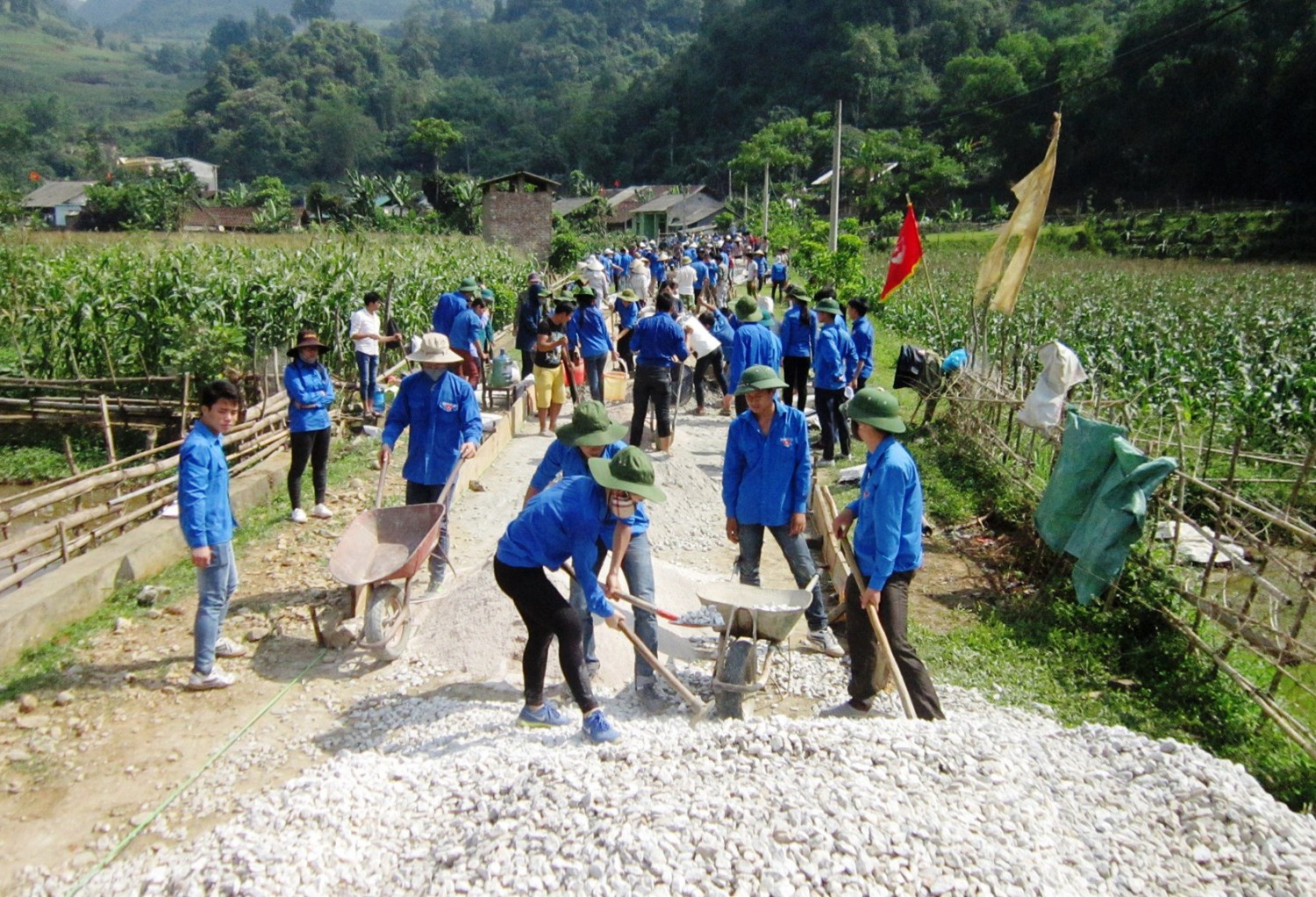 Đoàn viên thanh niên tích cực tham gia làm đường giao thông nông thôn tại huyện Nguyên Bình, Cao Bằng.