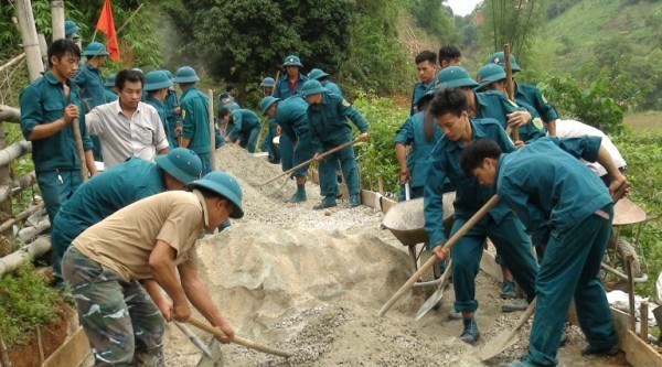 Lực lượng dân quân tự vệ huyện Nguyên Bình giúp nhân dân xã Minh Thanh làm đường bê tông nông thôn.