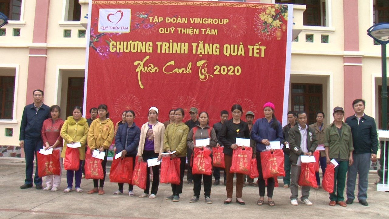 Lãnh đạo Văn phòng Tỉnh ủy tặng quà cho hộ nghèo xã Trương Lương (Hòa An).